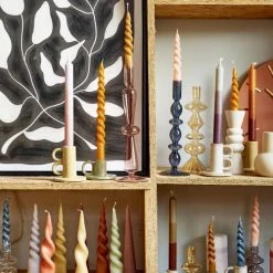 Mica Decorations Bougies Bougie Conique Torsadée En Couleur Brun Clair H25 -Bougeoirs Soldes Magasin bougie conique torsadee en couleur brun clair h25 3