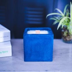 Junny Bougies Bougie En Béton Coloré Bleu Fleur De Monoï -Bougeoirs Soldes Magasin bougie en beton colore bleu fleur de monoi 1