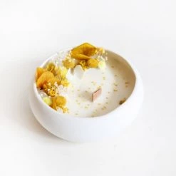 Origine Atelier Floral Bougies Bougie Fleurie Cire De Soja Et Fleurs Séchées Galet Safran