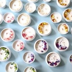 Origine Atelier Floral Bougies Bougie Fleurie Cire De Soja Et Fleurs Séchées Galet Safran -Bougeoirs Soldes Magasin bougie fleurie cire de soja et fleurs sechees galet safran 4