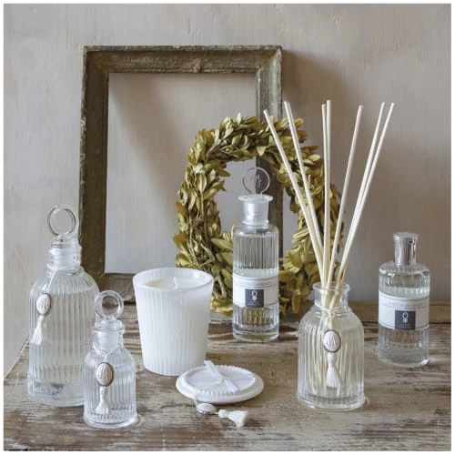 Mathilde M Bougies Bougie Parfumée Les Intemporels 55 G - Freesia Délice 4 Mathilde M Bougies Bougie Parfumée Les Intemporels 55 G - Freesia Délice – Image 2