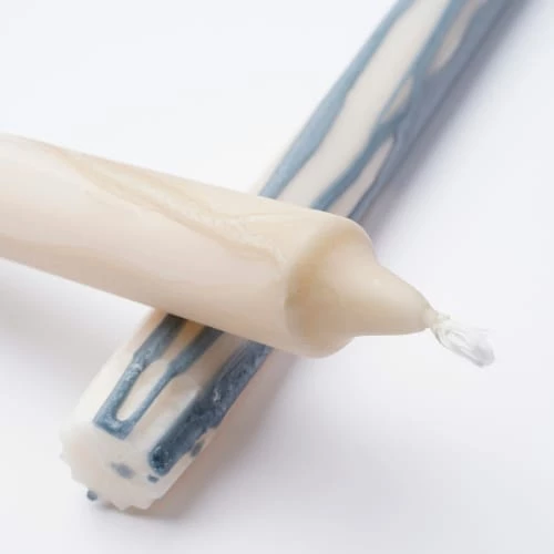 Mica Decorations Lot De 2 Bougies Longue En Stéarine Bleues Et Beiges 5 Mica Decorations Lot De 2 Bougies Longue En Stéarine Bleues Et Beiges – Image 3